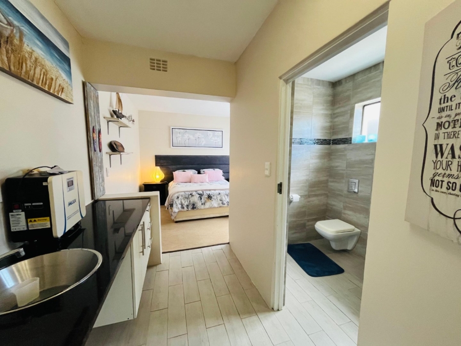 6 Bedroom Property for Sale in Gonubie Eastern Cape